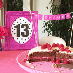 Herzlich eingeladen ✪ Schokokuchen mit Himbeer-Mascarpone- Creme zum 13. Geburtstag und ein Buchtipp