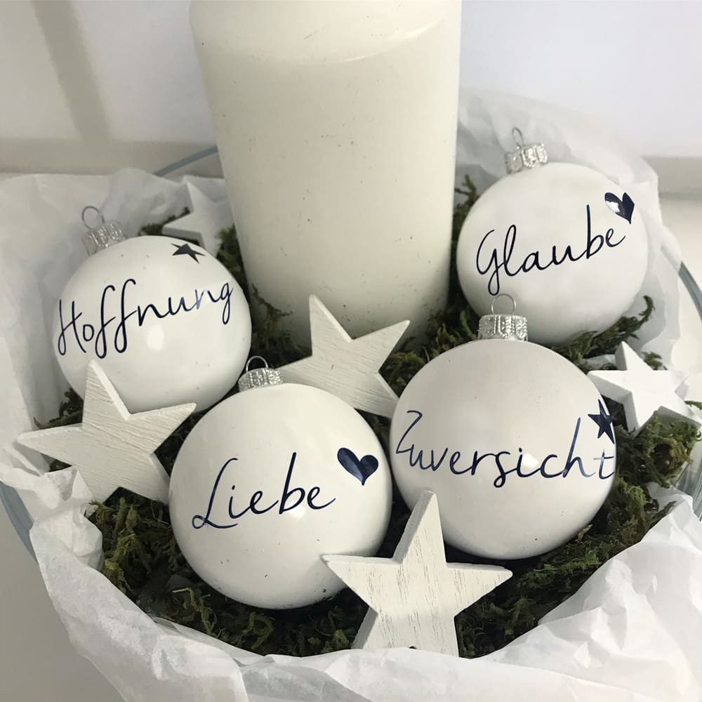 Weihnachtskugeln (4er-Set) personalisiert mit Namen, weiße bruchsichere Christbaumkugel für die ganze Familie – engel + banditen