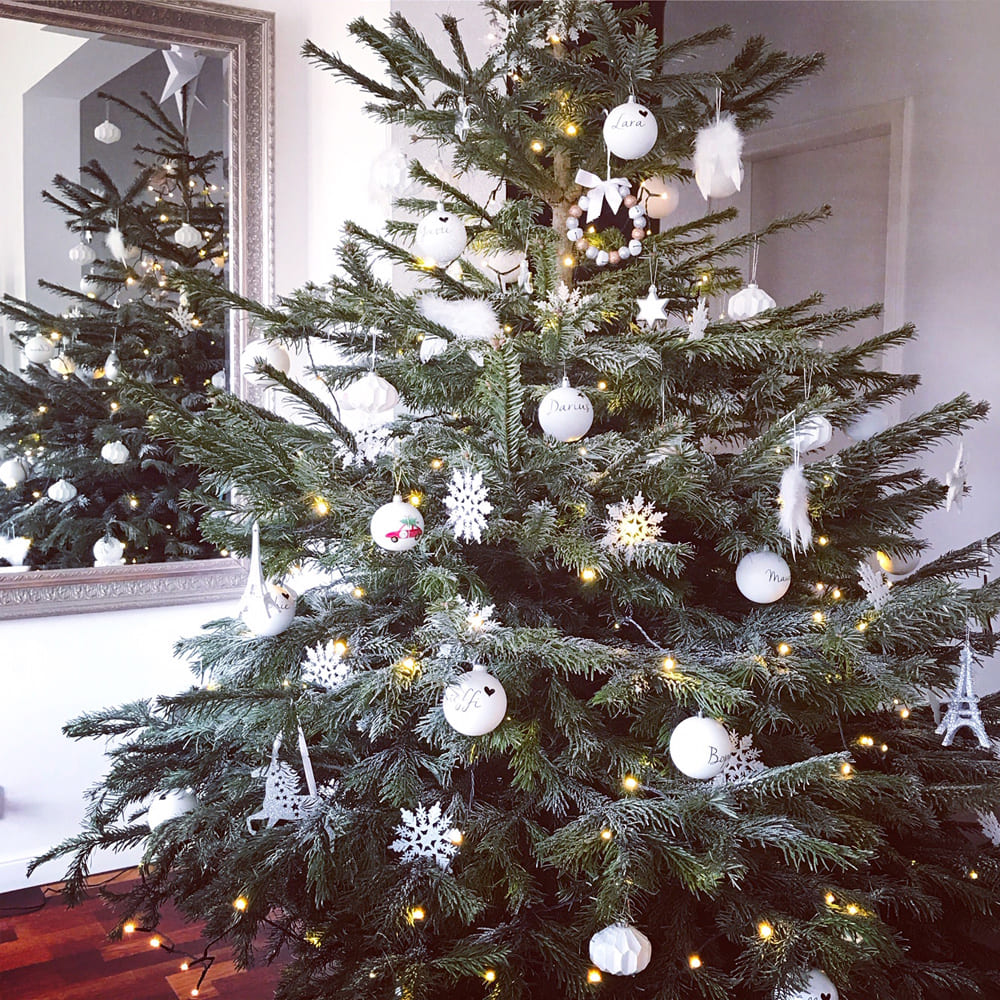 Weihnachtskugeln (4er-Set) personalisiert mit Namen, weiße bruchsichere Christbaumkugel für die ganze Familie – engel + banditen